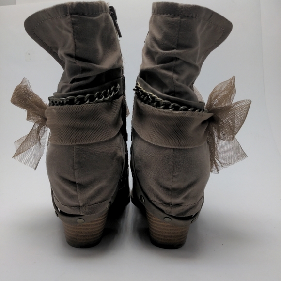 Jellypop Blake Vegan Ankle Boots with Bow and Chain - Picture 6 of 10